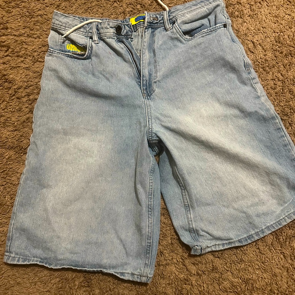 Light blue wash jorts in a size 28